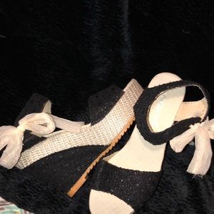 Women’s black wedges